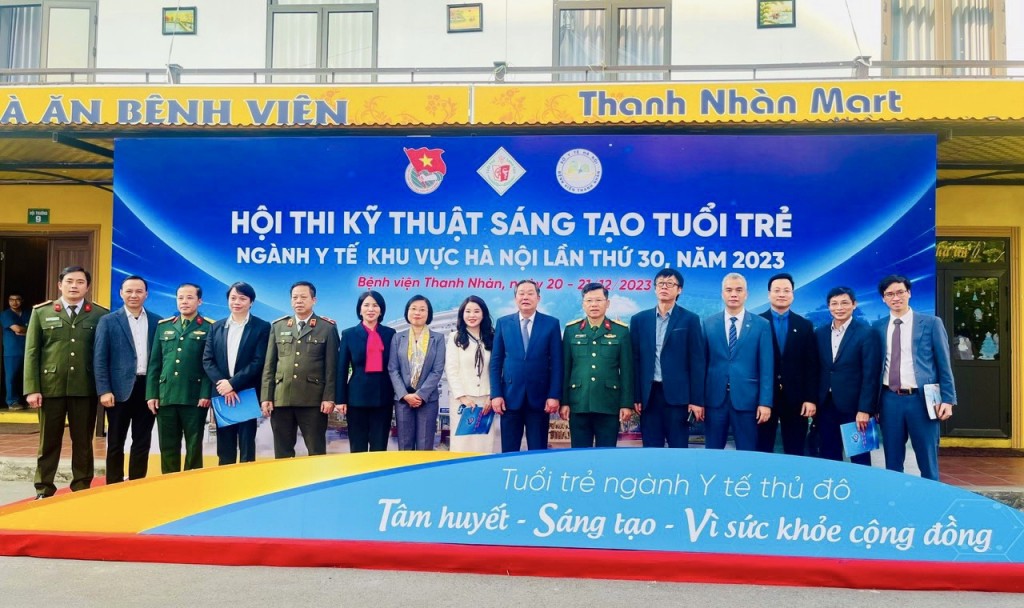 Các đại biểu về dự lễ tổng kết hội thi chụp ảnh lưu niệm tại Bệnh viện Thanh Nhàn