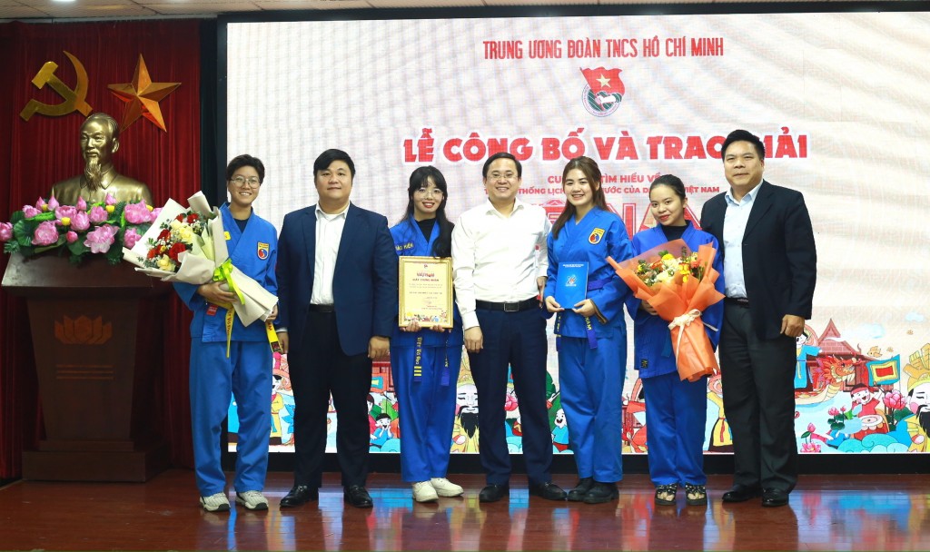 nhóm tác giả Câu lạc bộ Vovinam Lửa Việt (Thành đoàn Hà Nội), với tác phẩm “Cúi chào - Hành động nhỏ, Văn hoá lớn”.