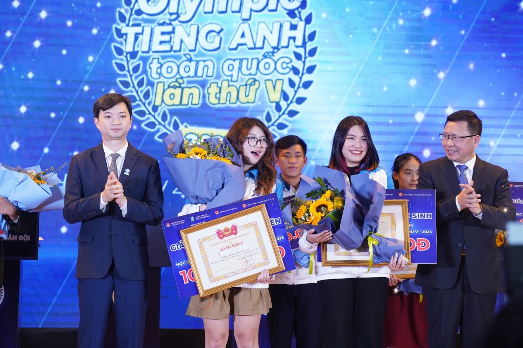 Anh Nguyễn Minh Triết, Bí thư BCH Trung ương Đoàn, Chủ tịch Trung ương Hội Sinh viên Việt Nam trao khen thưởng tới 2 thí sinh giành giải nhất ở Bảng học sinh và sinh viên