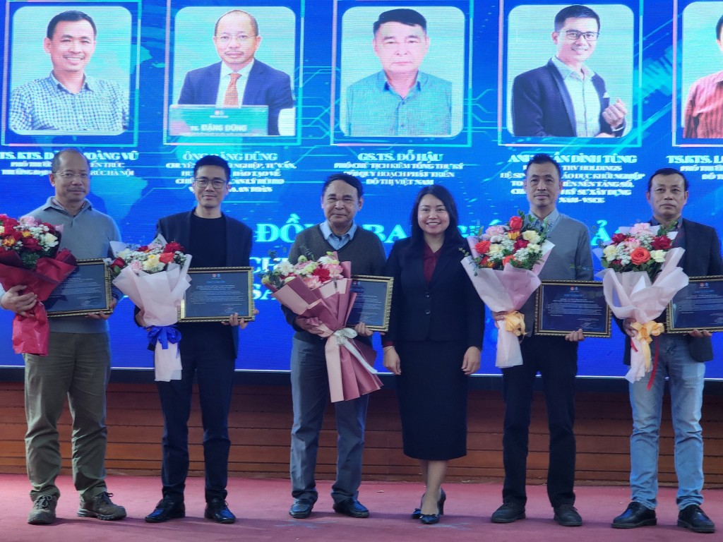 Đại diện Thành đoàn Hà Nội tặng hoa cho Ban Giám khảo