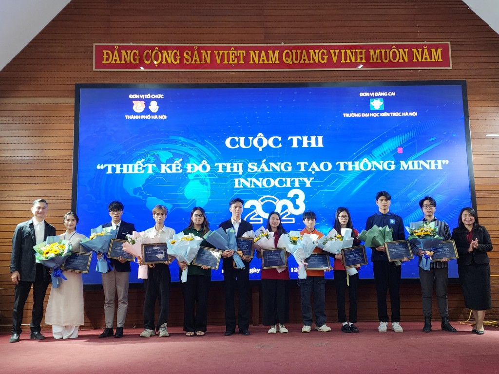Đồng chí Hoàng Thanh Tâm tặng hoa cho 10 đội thi