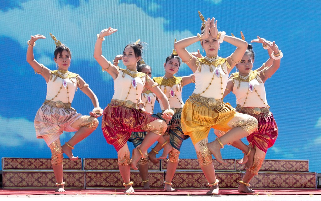 Cô gái Khmer trong điệu múa dân tộc