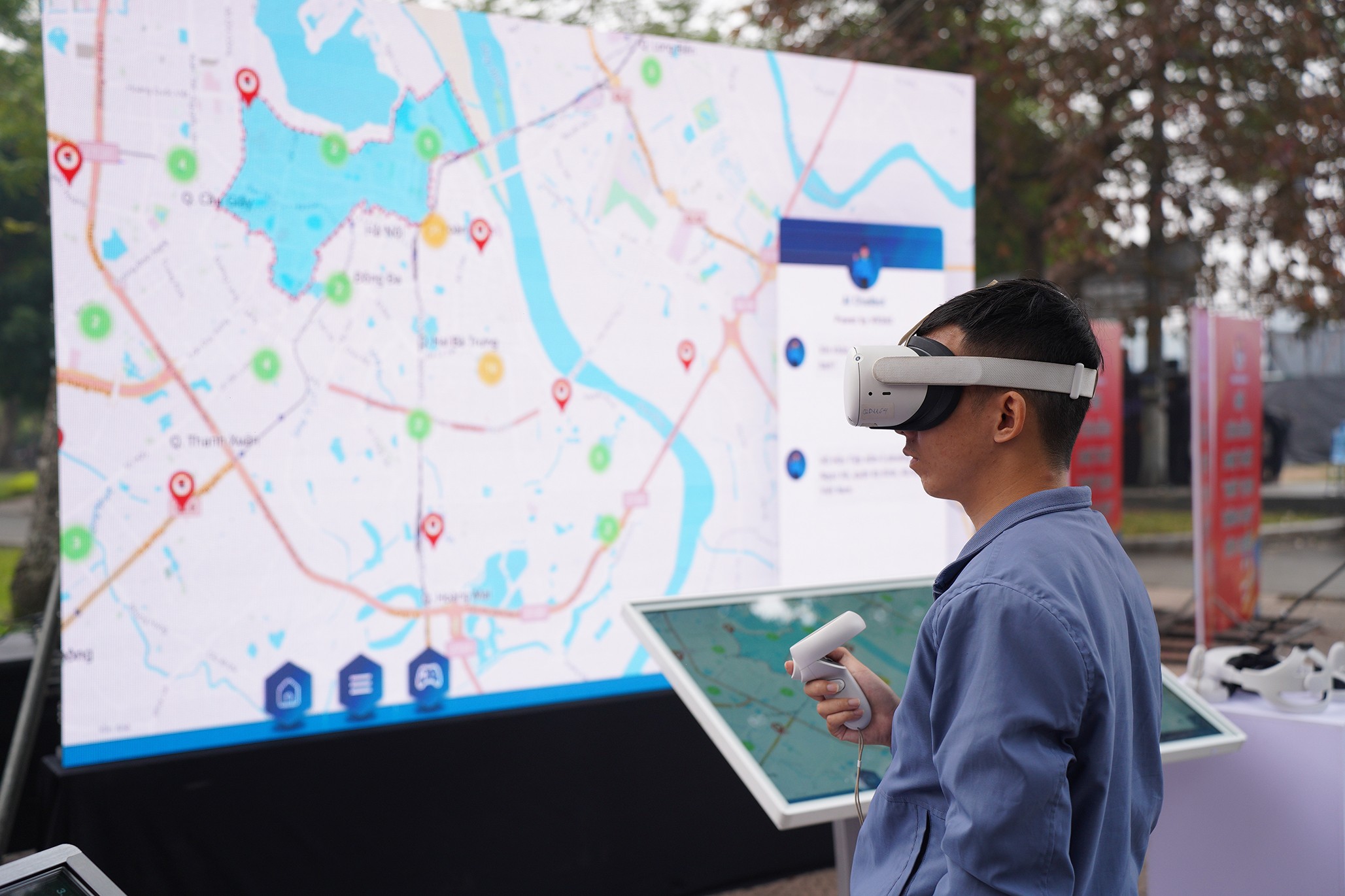 Công nghệ VR360 thu hút nhiều bạn trẻ tham gia trải nghiệm