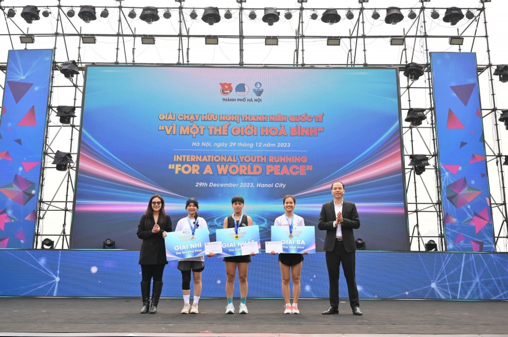 Ban Tổ chức trao giải cho Bảng thi vận động viên nữ