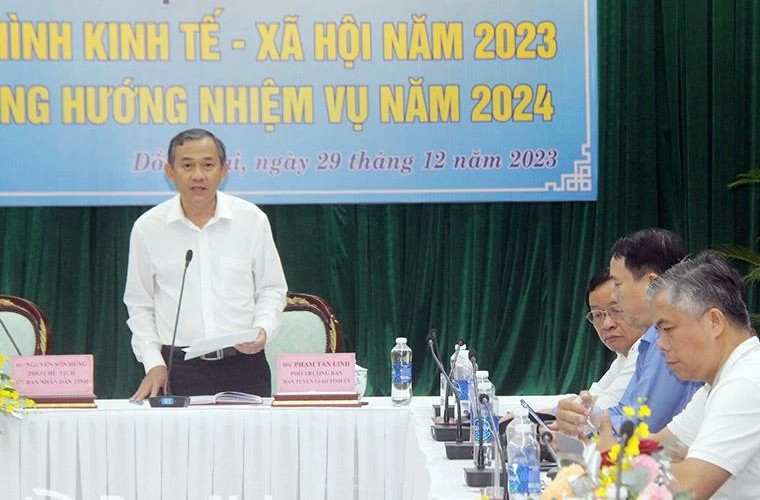 Ông Phạm Tấn Linh, Phó trưởng ban Tuyên giáo Tỉnh ủy phát biểu kết luận tại buổi họp báo