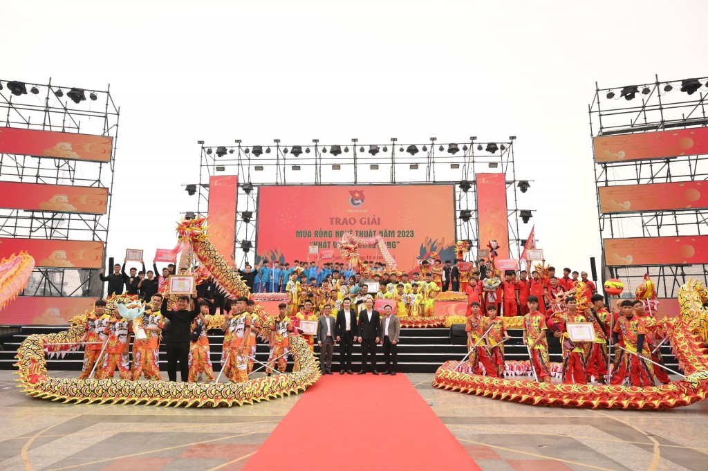 Lãnh đạo Thành đoàn Hà Nội trao giải cho Giải múa Rồng nghệ thuật năm 2023 với chủ đề “Khát vọng Thăng Long”
