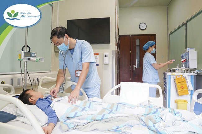 hS.BS Phạm Anh Tuấn – Khoa Điều trị tích cực Ngoại khoa đang thăm khám và đánh giá tình trạng bệnh nhi