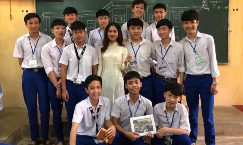 Cô Vi cùng học trò ở Phân hiệu trường PTDTNT tỉnh ở huyện Ia H'Drai (Ảnh: Nhân vật cung cấp).