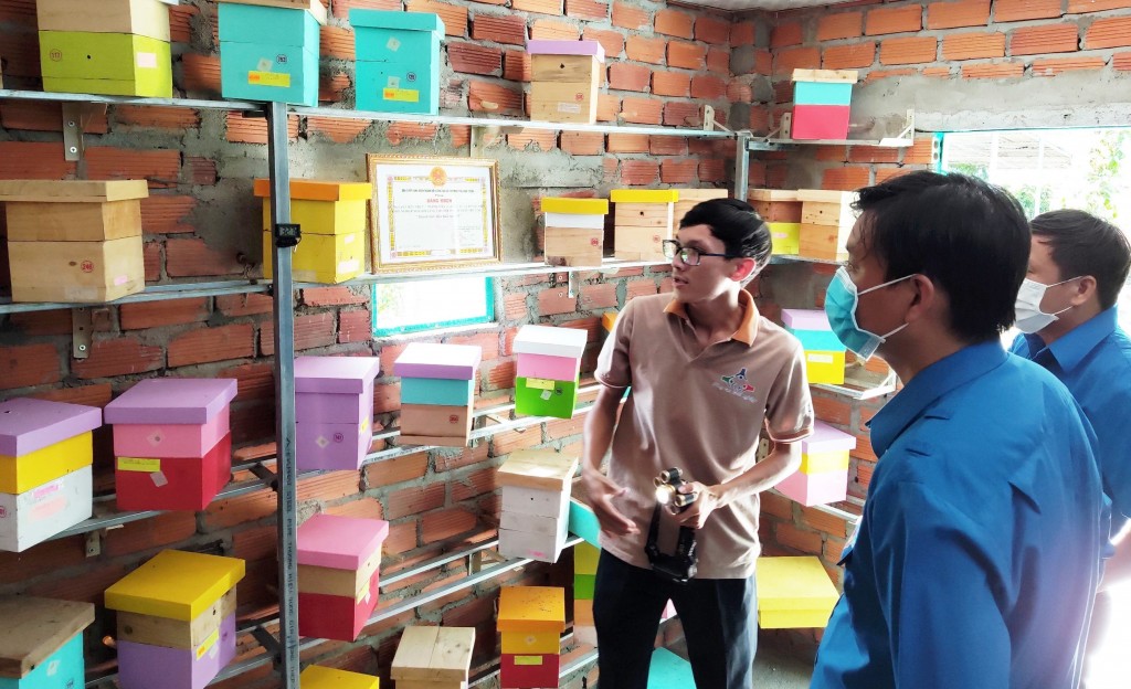 Đoàn viên Nguyễn Hữu Trực dẫn đoàn tham quan, giới thiệu mô hình nuôi ong Dú tại trang trại ong Dú Jichi