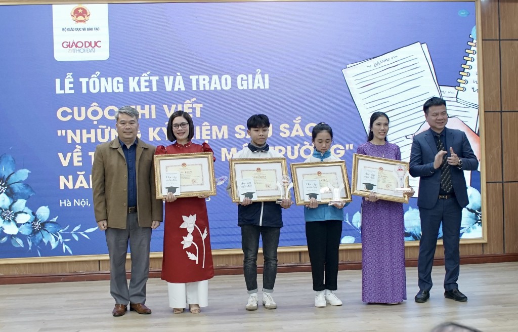 Trao giải thi viết 