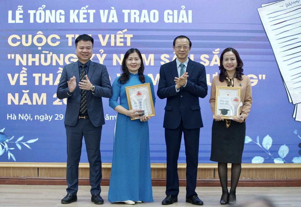 Ông Phạm Ngọc Thưởng, Thứ trưởng Bộ GD&ĐT và nhà báo Triệu Ngọc Lâm - Tổng Biên tập Báo Giáo dục và Thời đại trao giải tập thể cho đơn vị có số lượng bài dự thi đông và đạt chất lượng tốt.