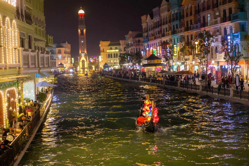 Ngồi thuyền Gondola dọc sông Venice vào buổi tối, khi những dãy nhà hàng 2 bên sông sáng đèn là trải nghiệm thú vị lần đầu tiên xuất hiện tại Thủ đô