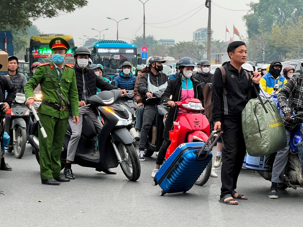 Mật độ giao thông tăng cao tại các tuyến đường cửa ngõ Thủ đô