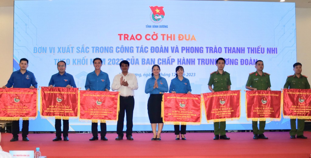 Trao cờ thi đua theo khối của Ban Chấp hành Trung ương Đoàn tặng các tập thể