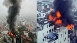 Lửa cháy ngùn ngụt tại nhà dân ở phường Thạch Bàn, Long Biên