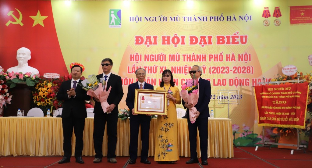 Hội Người mù TP Hà Nội đón nhận Huân chương Lao động hạng Nhì