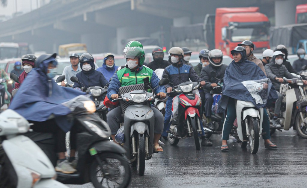 Ngày đầu nghỉ lễ, dòng xe nhích từng chút một trong cơn mưa phùn