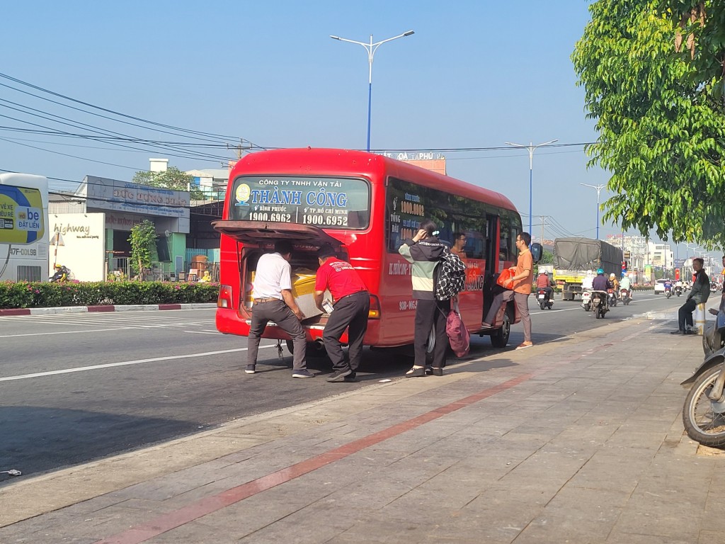 Chưa đầy 1 giờ, nhiều xe khách Thành Công dừng đổ, đón trả khách sai quy định