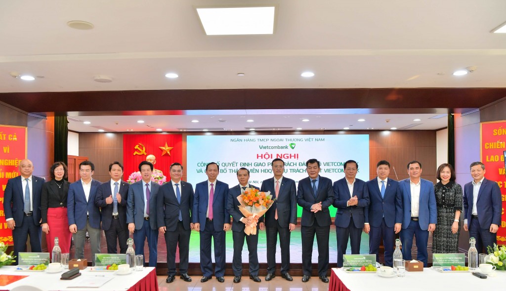 Đại biểu khách mời và thành viên HĐQT Vietcombank chụp hình lưu niệm chúc mừng ông Đỗ Việt Hùng và ông Nguyễn Thanh Tùng