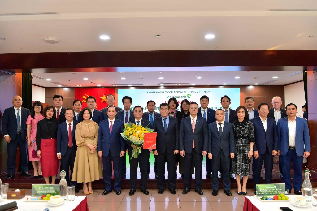 Đại biểu khách mời và thành viên HĐQT Vietcombank chụp hình lưu niệm chúc mừng ông Đỗ Việt Hùng