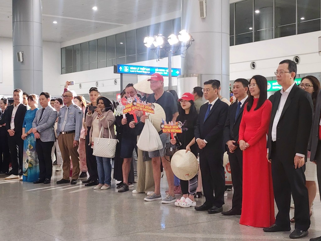 5 vị khách may mắn đáp chuyến bay đầu tiên đến TP Hồ Chí Minh được chụp ảnh kỉ niệm cùng lãnh đạo Thành phố và Sở Du lịch TP Hồ Chí Minh