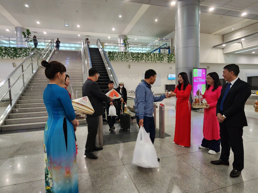Bà Nguyễn Thị Ánh Hoa, Giám đốc Sở Du lịch TP Hồ Chí Minh tặng quà cho các vị khách đến TP Hồ Chí Minh trong chuyến bay VJ082 bay từ Melbourne, Úc đến TP Hồ Chí Minh lúc 5 giờ 55 phút.