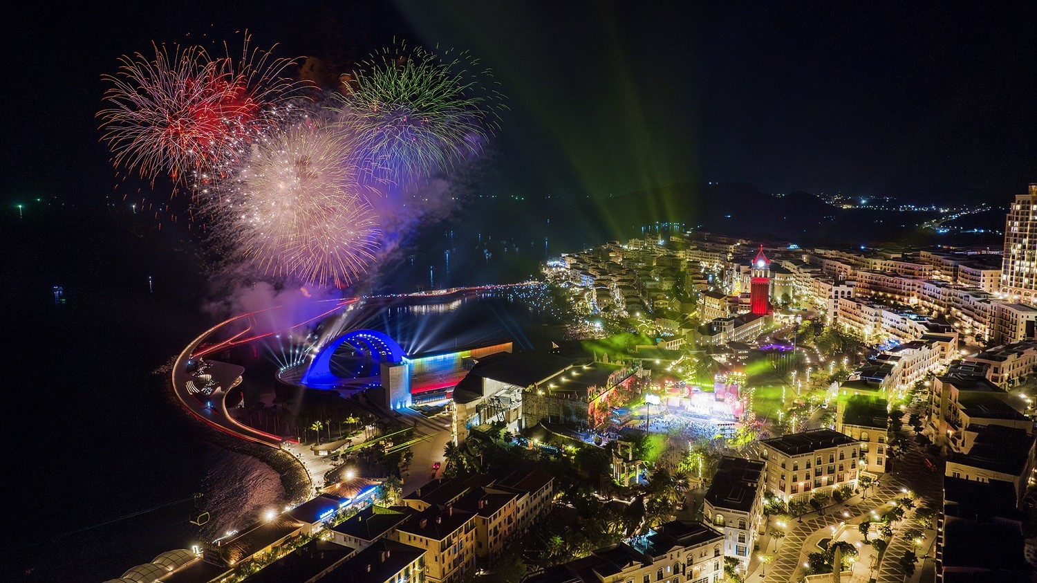 Pháo hoa rực rỡ thắp sáng bầu trời đêm Thị trấn Hoàng Hôn, Phú Quốc