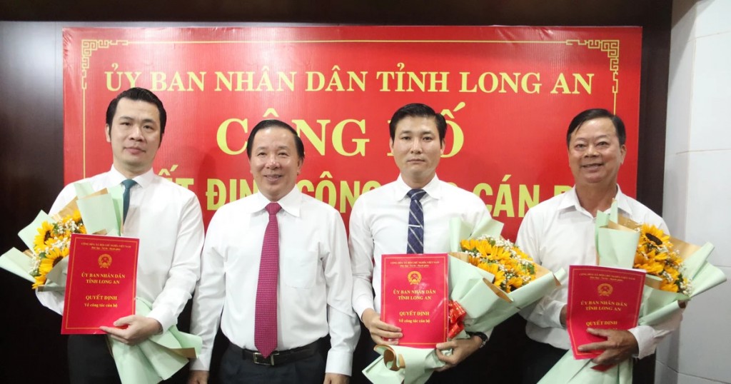 Chủ tịch UBND tỉnh Long An trao quyết định công tác cán bộ cho lãnh đạo các Sở ngành. Ảnh: Huỳnh Du