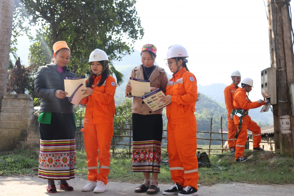 Nằm trong chuỗi hoạt động Thánh tri ân khách hàng, PC Nghệ An tăng cường công tác tuyên truyền khách hàng sử dụng điện an toàn, tiết kiệm và hiệu quả