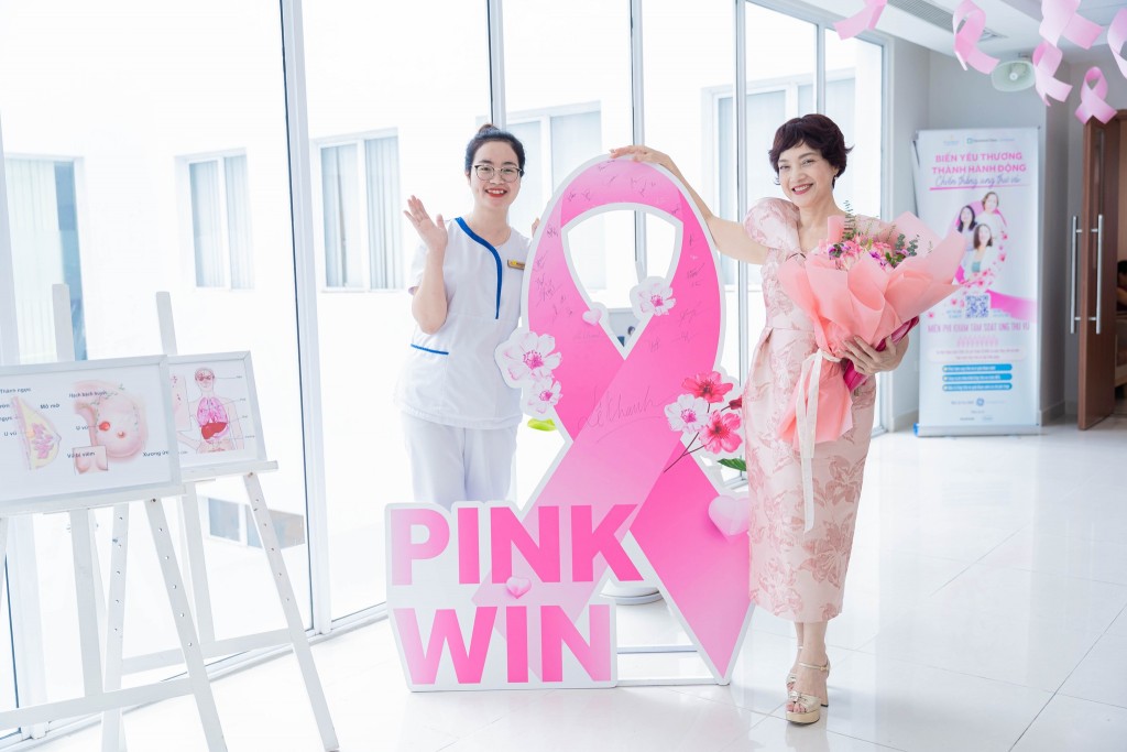 NSND Lê Khanh tham gia và để lại chữ ký tại sự kiện PinkWin