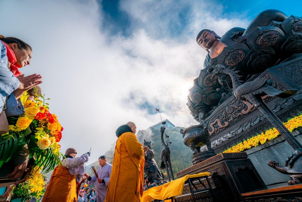 Fansipan lung linh đêm hội hoa đăng mừng Lễ vía Đức Phật A Di Đà