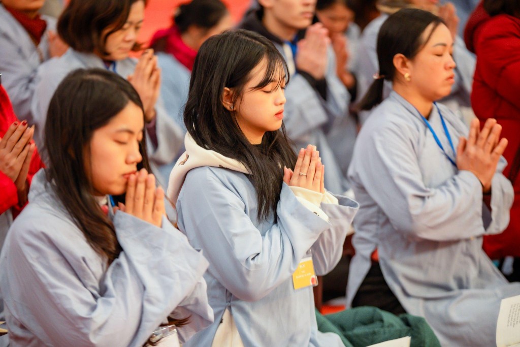 Fansipan lung linh đêm hội hoa đăng mừng Lễ vía Đức Phật A Di Đà