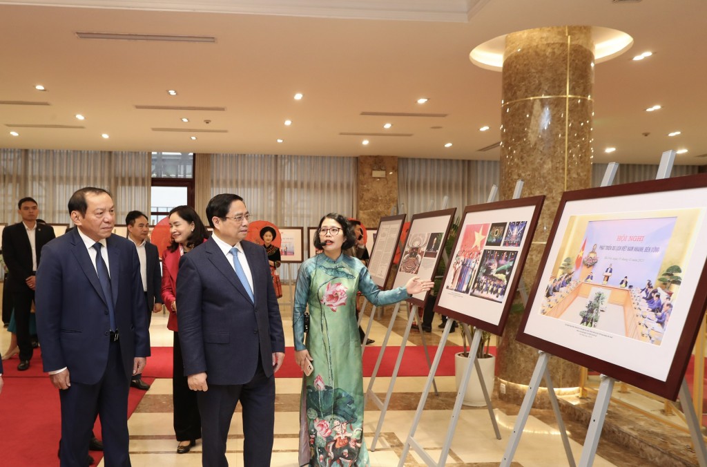 Thủ tướng xem triển lãm và thưởng thức các tiết mục nghệ thuật đậm đà bản sắc văn hóa dân tộc