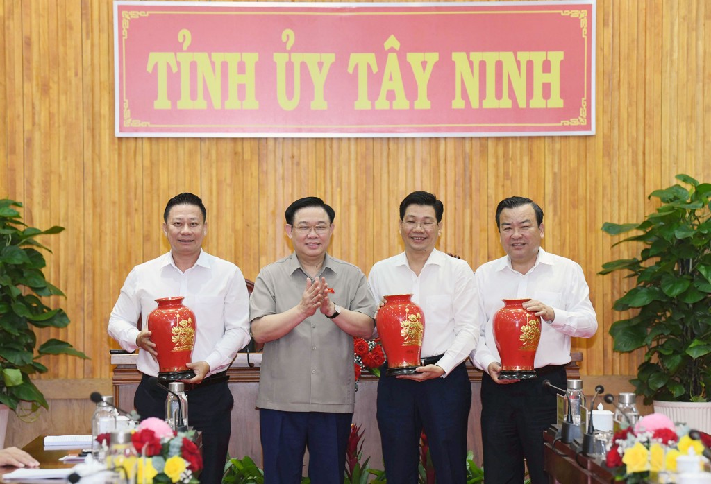 Chủ tịch Quốc hội Vương Đình Huệ tặng quà các đồng chí thường trực Tỉnh ủy Tây Ninh. Ảnh: Lâm Hiển