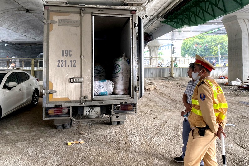 Tổ Công tác của Đội CSGT số 6 phối hợp kiểm chiếc xe tải chở hơn 1 tấn mỡ bốc mùi