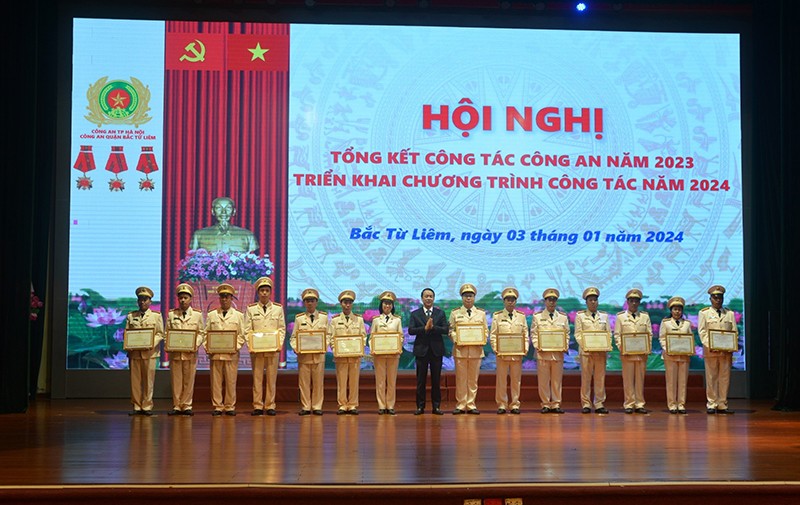 Đồng chí Lưu Ngọc Hà, Bí thư Quận ủy khen thưởng các tập thể và cá nhân có thành tích xuất sắc trong năm 2023