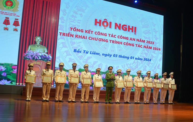 Thiếu tướng Nguyễn Hồng Ky, Phó Giám đốc Công an TP, trao khen cho các đơn vị, cá nhân có thành tích xuất sắc năm 2023