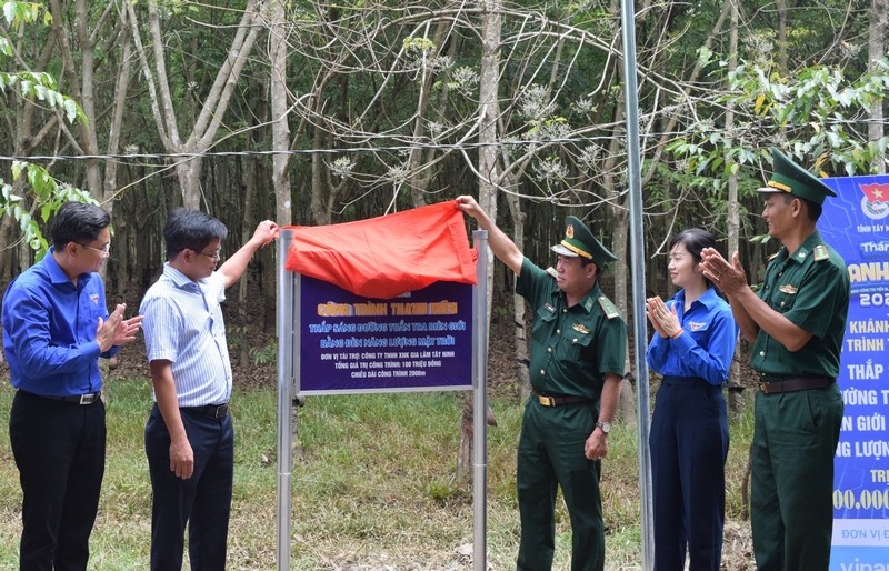 Khánh thành, bàn giao công trình “Thắp sáng đường tuần tra biên giới bằng đèn năng lượng mặt trời” với chiều dài 2km, tổng giá trị 100 triệu đồng tại đồn Biên phòng Lò Gò, huyện Tân Biên.