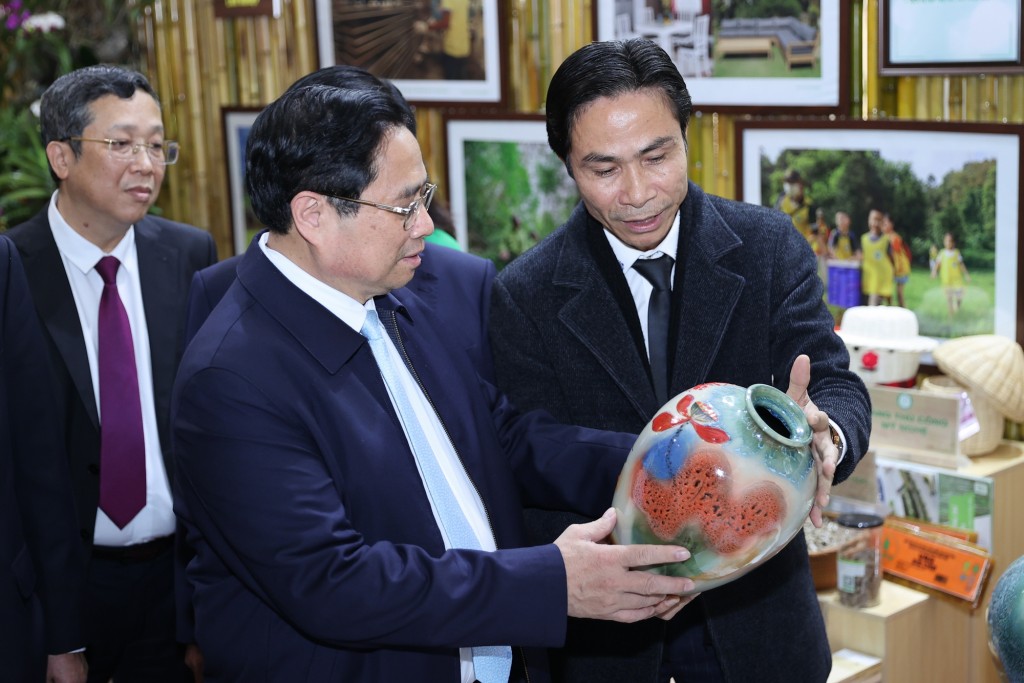 Thủ tướng và các đại biểu tham quan các gian hàng trưng bày sản phẩm tiêu biểu của ngành nông nghiệp - Ảnh: VGP/Nhật Bắc