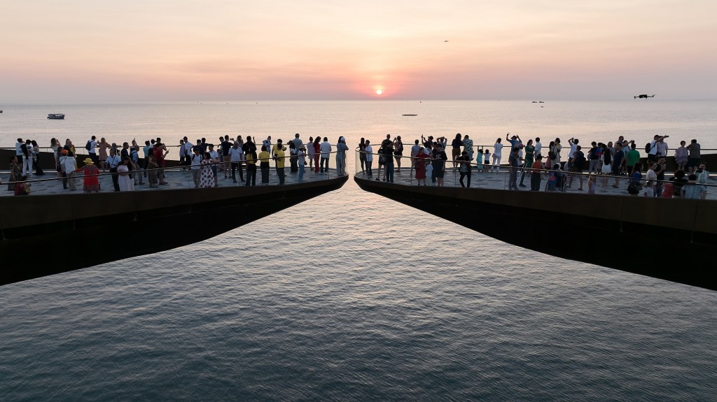 Cầu Hôn tại Sunset Town thu hút đông đảo du khách