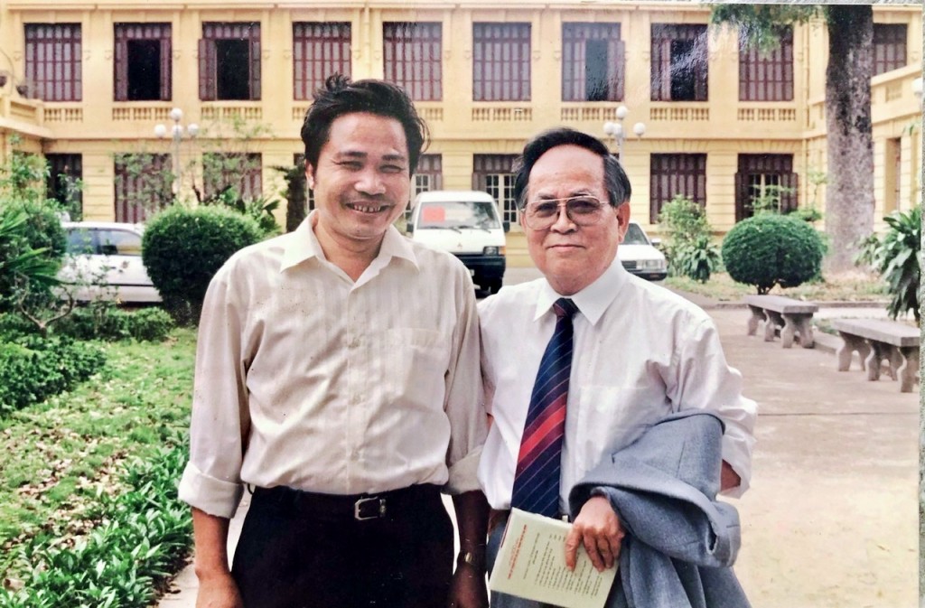 Nhà văn Hồ Phương (bên phải) và em trai - nhà báo Nguyễn Trung Đông - bố nữ họa sĩ Nguyễn Thu Thủy