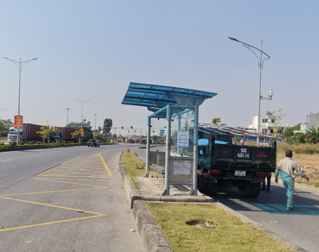 Công nhân Công ty CP Đường bộ Hải Phòng sửa chữa nhà chờ xe buýt trên tuyến đường Bùi Viện