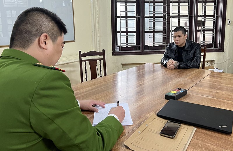 Cảnh sát lấy lời khai của Nguyễn Anh Sơn