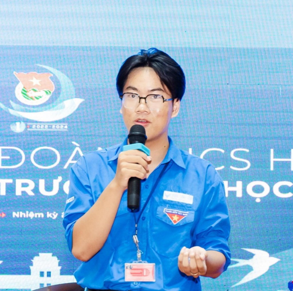 Nguyễn Tuấn Hiệp, đại diện các thành viên của Dự án NaviAI thuyết trình