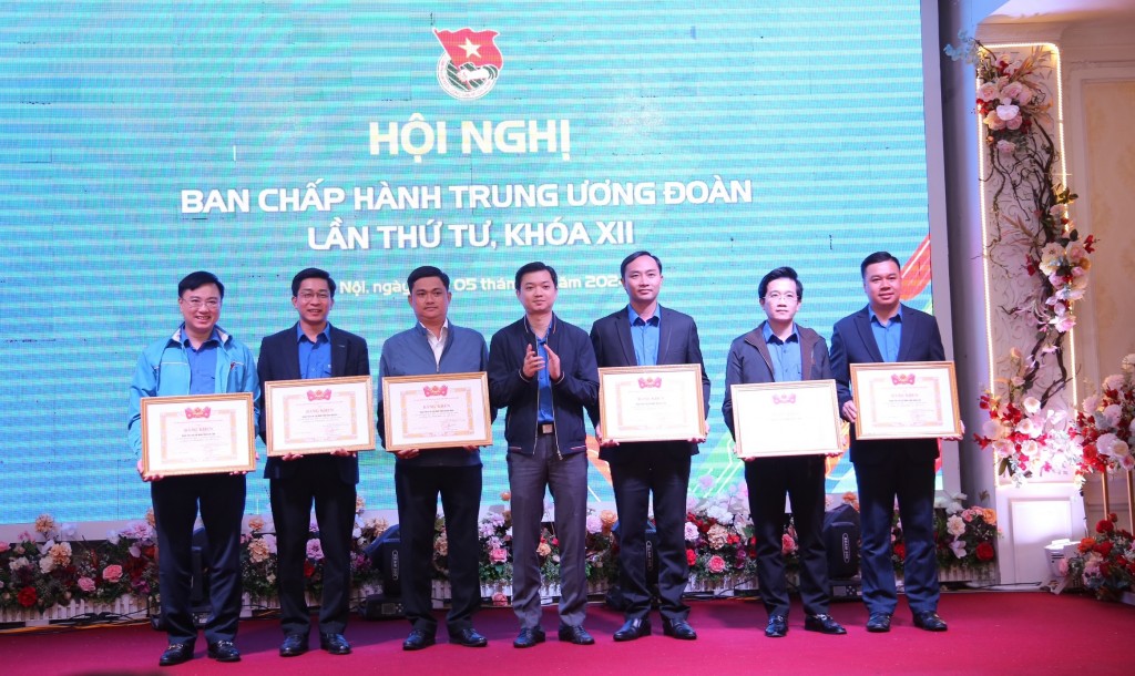 trao bằng khen trao bằng khen