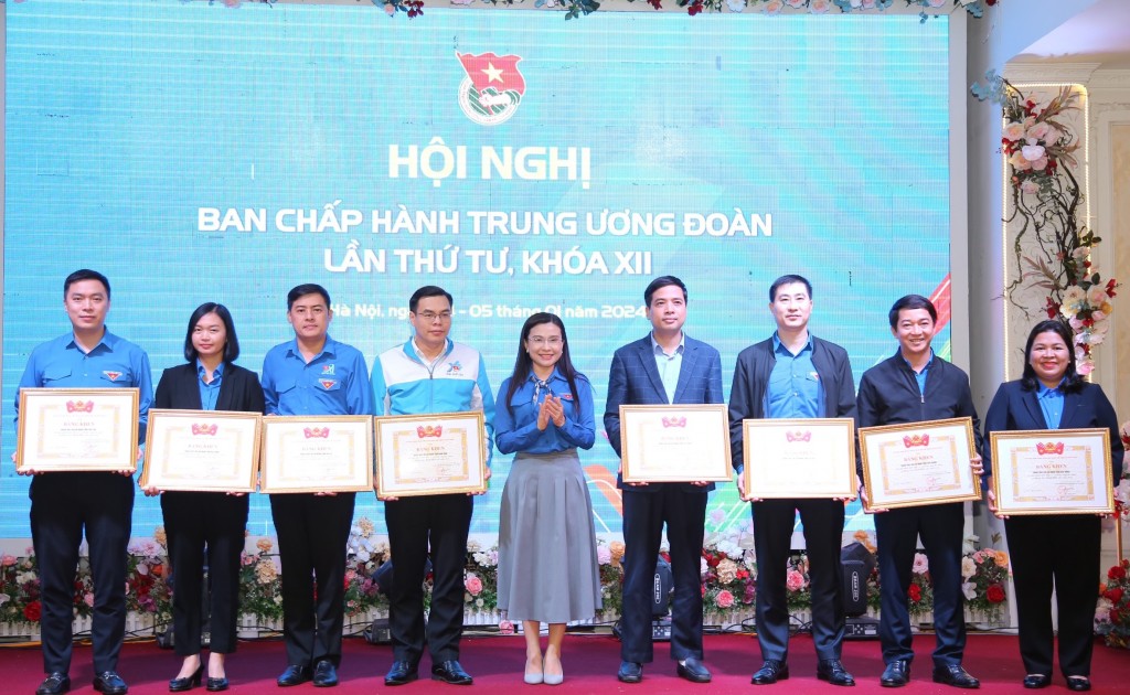 trao bằng khen trao bằng khen