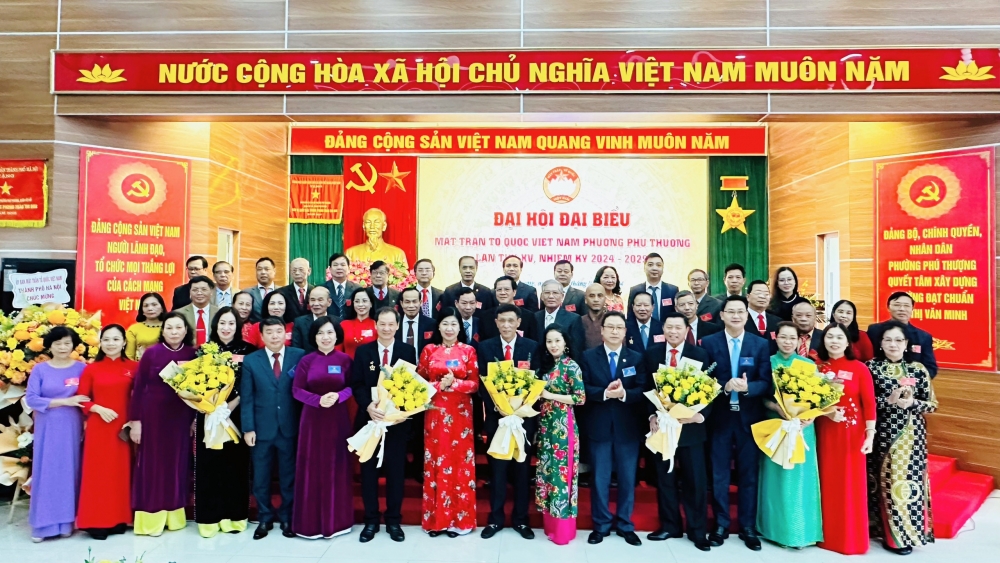 Đại biểu cấp trên tặng hoa chúc mừng 45 đại biểu đã được hiệp thương vào Uỷ viên Uỷ ban và các chức danh Chủ tịch, Phó Chủ tịch và Uỷ viên Ban Thường trực Ủy ban MTTQ Việt Nam phường khóa 15 nhiệm kỳ 2024 - 2029.