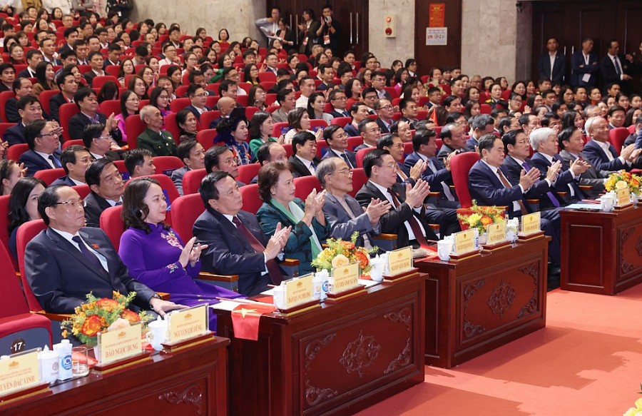 Chủ tịch Quốc hội Vương Đình Huệ cùng các đồng chí lãnh đạo, nguyên lãnh đạo Đảng, Nhà nước, Quốc hội, Chính phủ, MTTQ Việt Nam tại Lễ trao Giải Diên Hồng lần thứ hai 