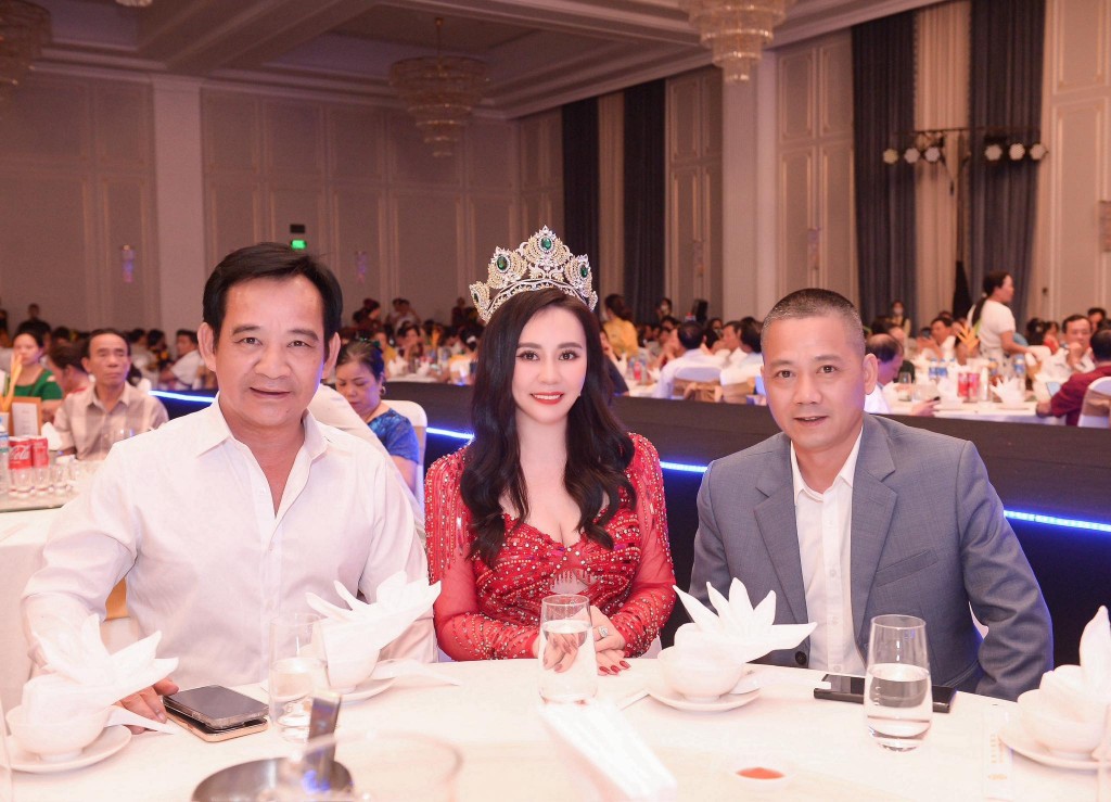 Hoa hậu Phan Kim Oanh cùng NS ƯT Tiến Quang và đạo diễn Bình Trọng