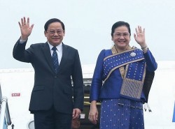 Thủ tướng Lào Sonexay Siphandone bắt đầu chuyến thăm chính thức Việt Nam